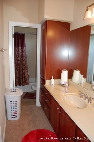 Home Staging Austin Before Picture of Bathroom